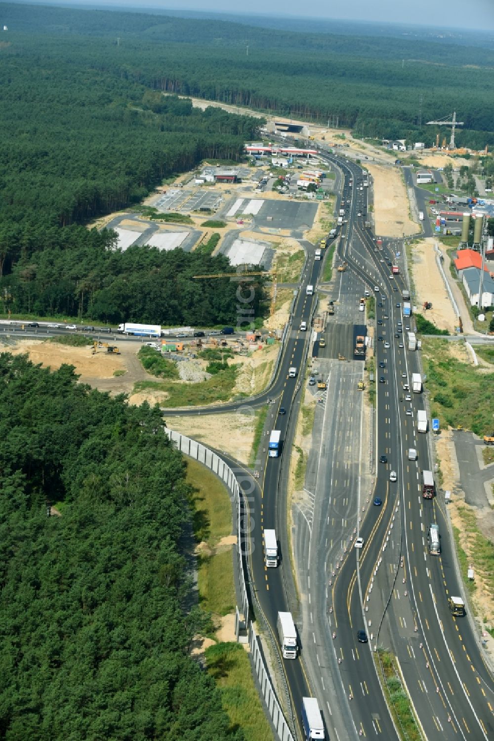 Aerial photograph Michendorf - Motorway Construction and wheel spacers along the route of the motorway A10 to 8-lane track extension in Michendorf in Brandenburg
