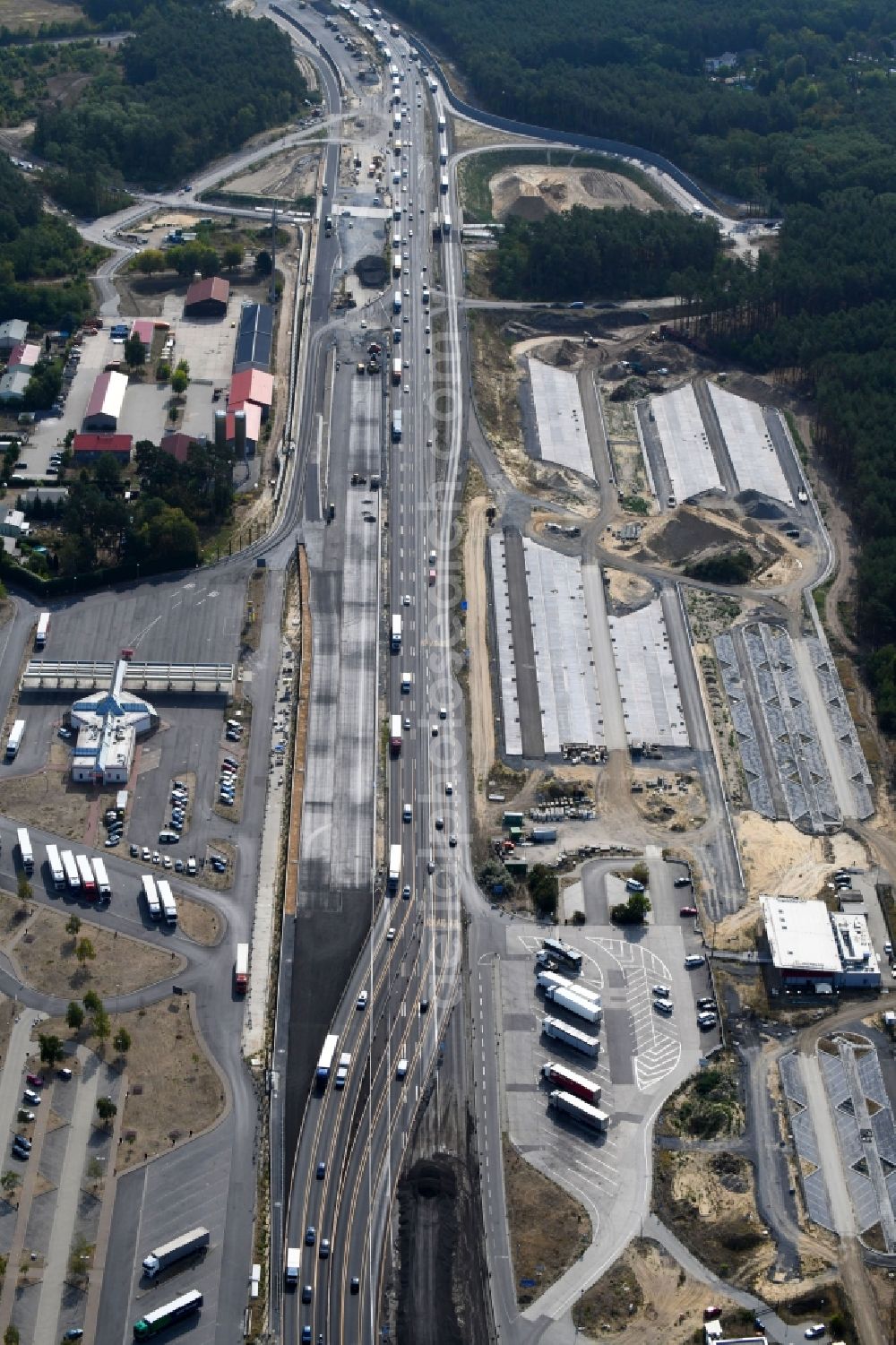 Michendorf from the bird's eye view: Motorway Construction and wheel spacers along the route of the motorway A10 to 8-lane track extension in Michendorf in Brandenburg