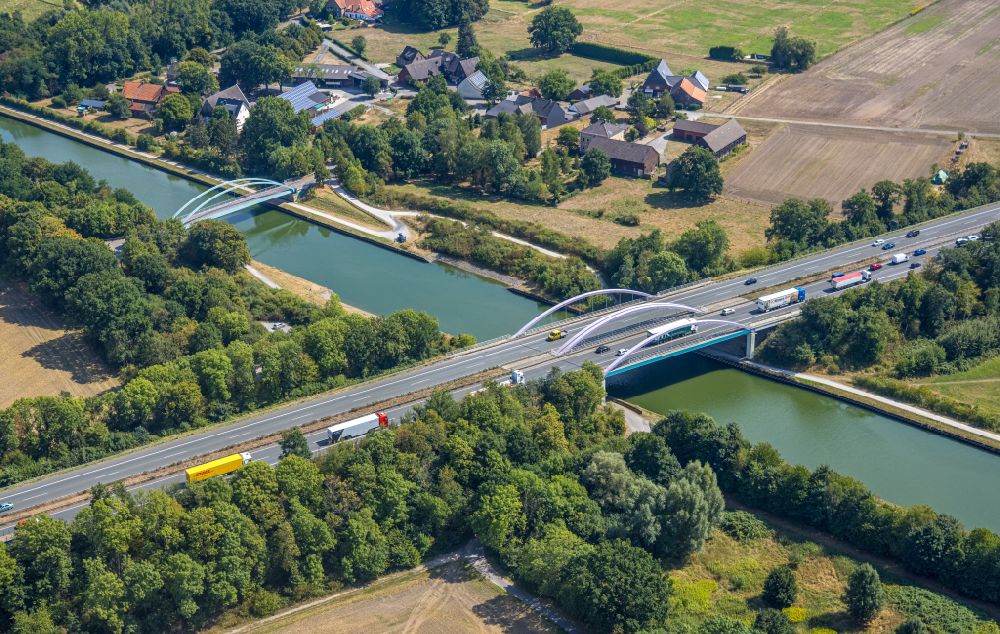 Hamm from above - Routing and traffic lanes over the highway bridge in the motorway A 1 over the Datteln- Hamm- Kanal in the district Ruenthe in Hamm in the state North Rhine-Westphalia, Germany
