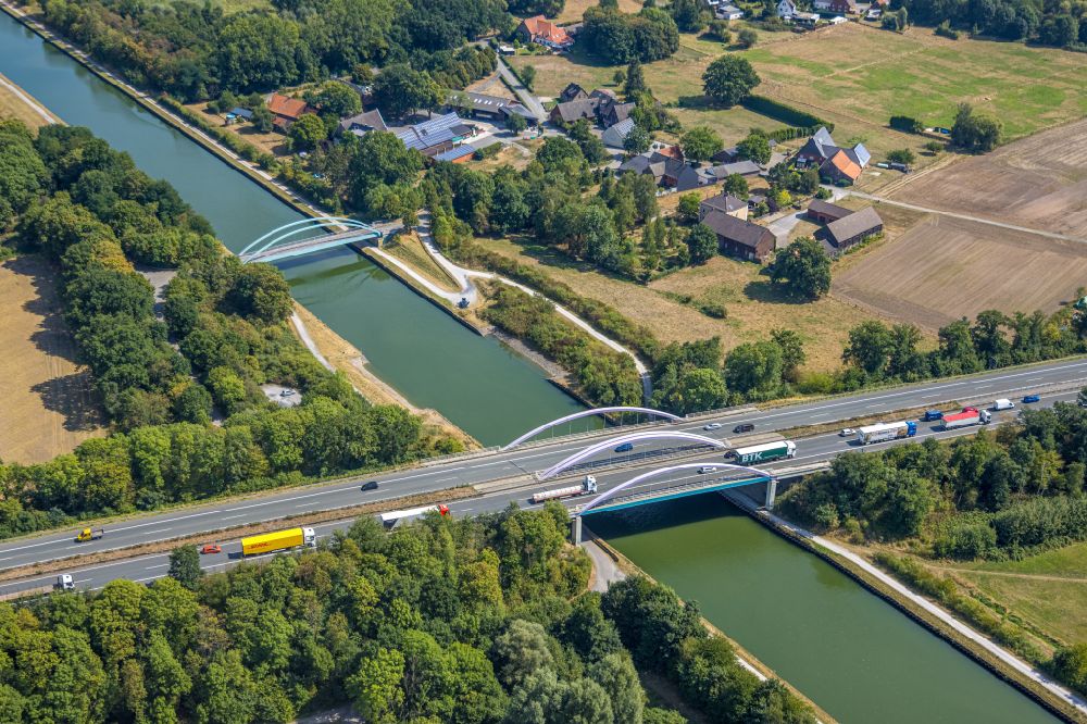 Hamm from the bird's eye view: Routing and traffic lanes over the highway bridge in the motorway A 1 over the Datteln- Hamm- Kanal in the district Ruenthe in Hamm in the state North Rhine-Westphalia, Germany