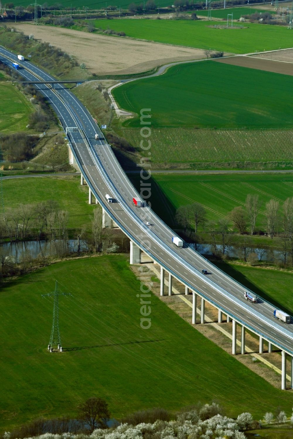 Schkortleben from the bird's eye view: Route and lanes in the course of the motorway bridge of the BAB 38 Saalebruecke near Schkortleben in the state Saxony-Anhalt, Germany