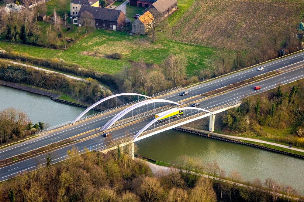 Hamm from above - Routing and traffic lanes over the highway bridge in the motorway A 1 over the Datteln- Hamm- Kanal in the district Ruenthe in Hamm in the state North Rhine-Westphalia, Germany