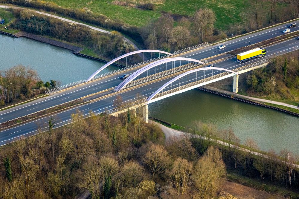 Hamm from the bird's eye view: Routing and traffic lanes over the highway bridge in the motorway A 1 over the Datteln- Hamm- Kanal in the district Ruenthe in Hamm in the state North Rhine-Westphalia, Germany