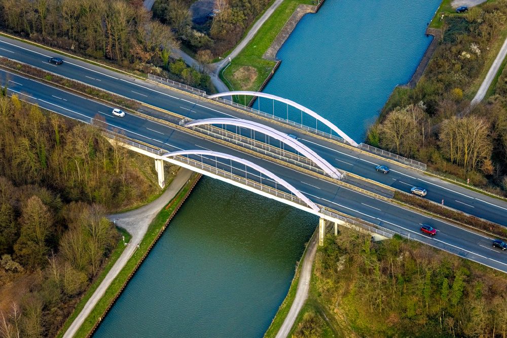 Aerial image Hamm - Routing and traffic lanes over the highway bridge in the motorway A 1 over the Datteln- Hamm- Kanal in the district Ruenthe in Hamm in the state North Rhine-Westphalia, Germany