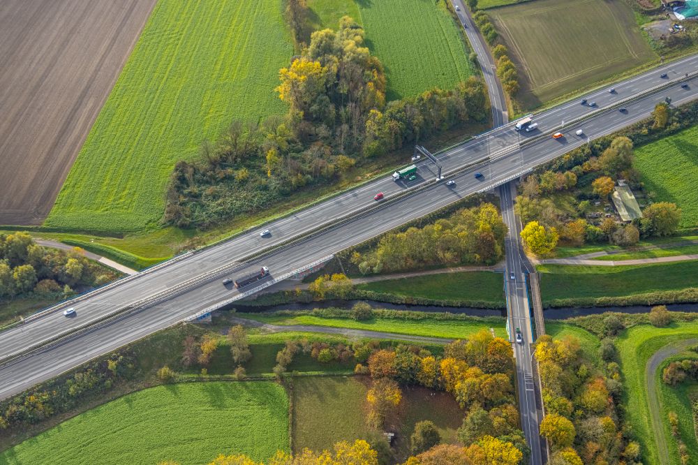 Aerial photograph Kamen - Routing and traffic lanes over the highway bridge in the motorway A 2 over the river course of Seseke in Kamen at Ruhrgebiet in the state North Rhine-Westphalia, Germany