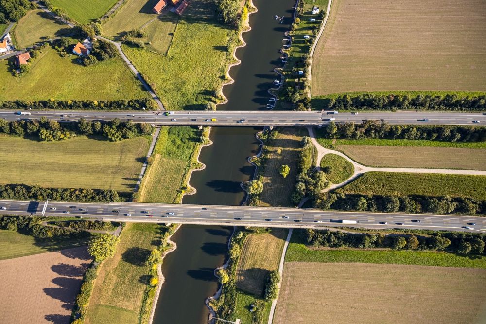 Aerial photograph Bad Oeynhausen - Routing and traffic lanes over the highway bridge in the motorway A 2 over the river course of the Weser in Bad Oeynhausen in the state North Rhine-Westphalia, Germany