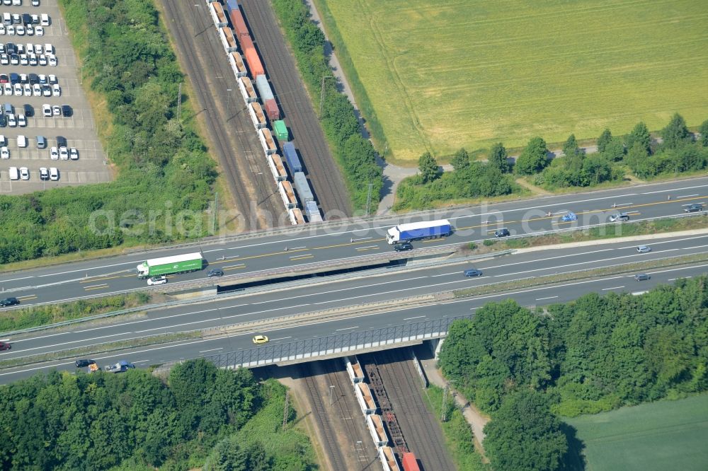 Aerial image Lehrte - Routing and traffic lanes over the highway bridge in the motorway A 2 ueber der Gleis- und Schienenstrecke der Bahn in Lehrte in the state Lower Saxony