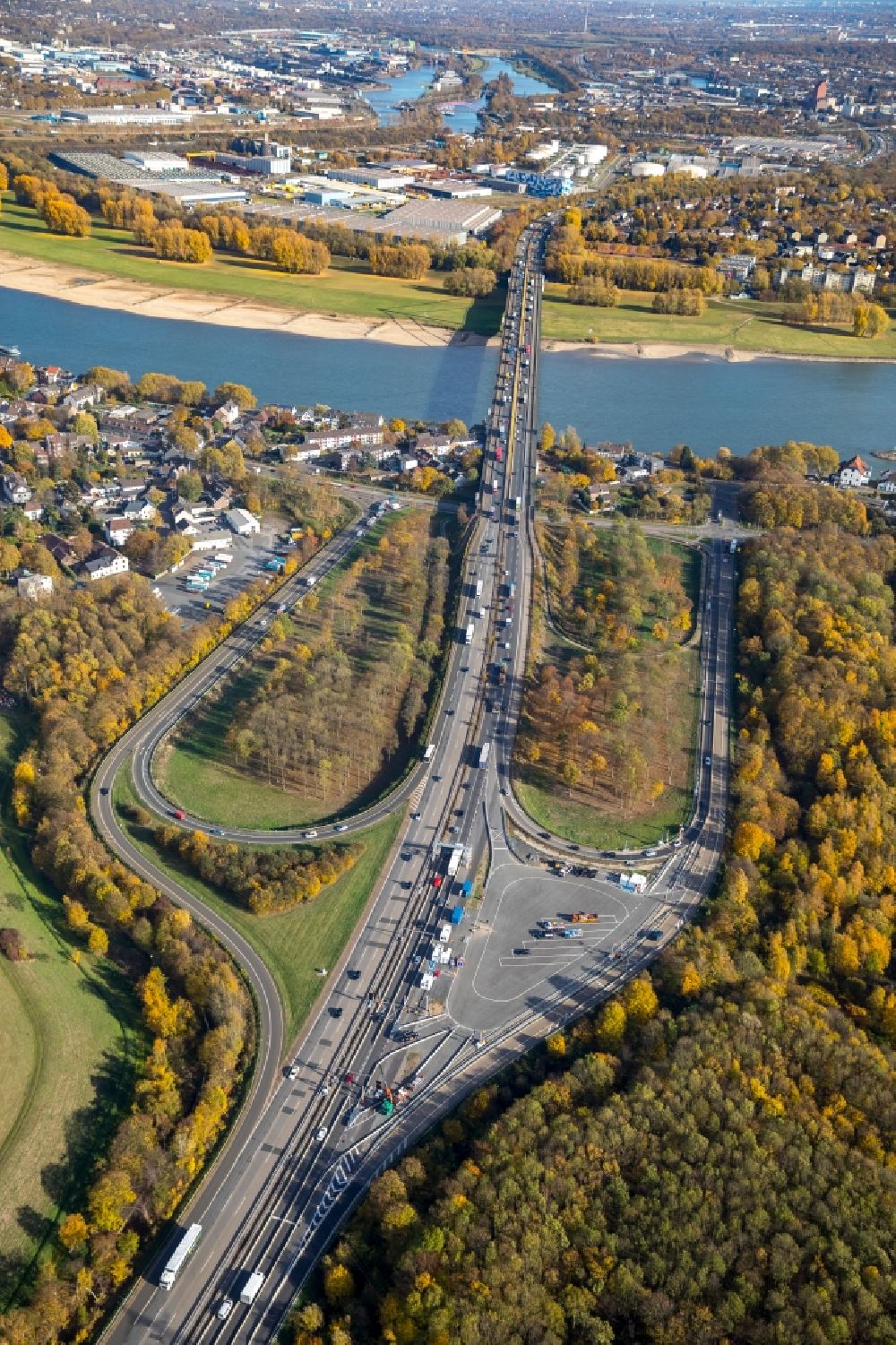 Aerial image Duisburg - Routing and traffic lanes over the highway bridge in the motorway A 40 ueber dem Rhein in Duisburg in the state North Rhine-Westphalia, Germany