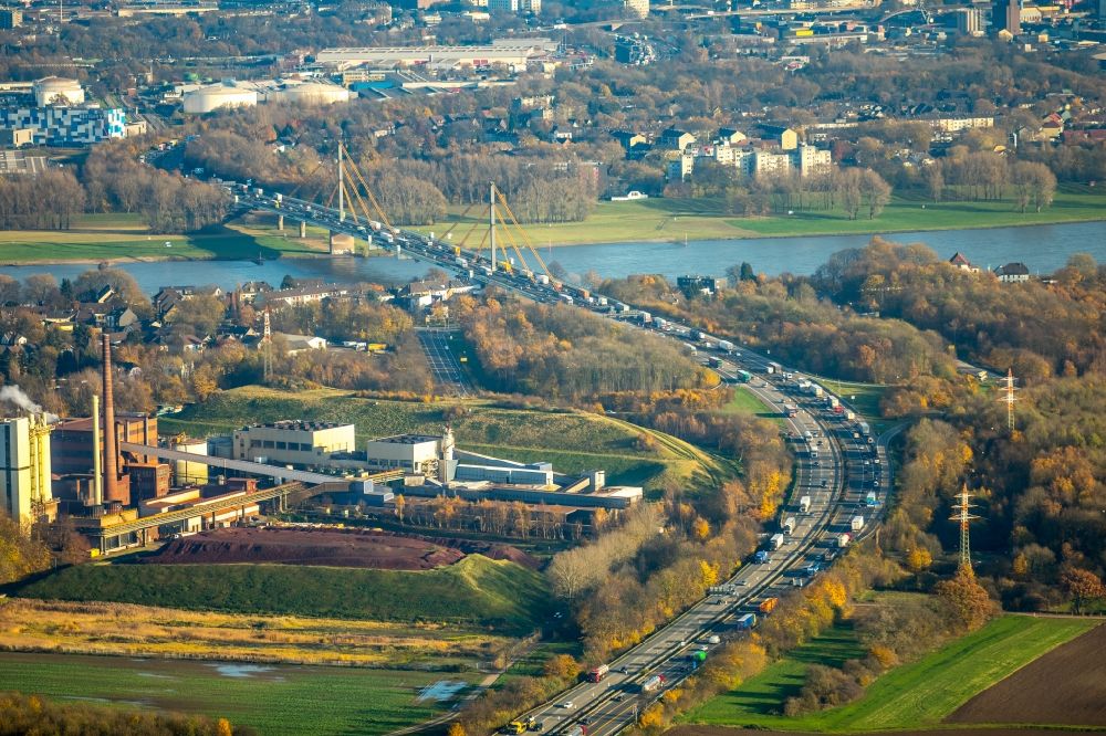 Duisburg from above - Routing and traffic lanes over the highway bridge in the motorway A 40 ueber dem Rhein in Duisburg in the state North Rhine-Westphalia, Germany