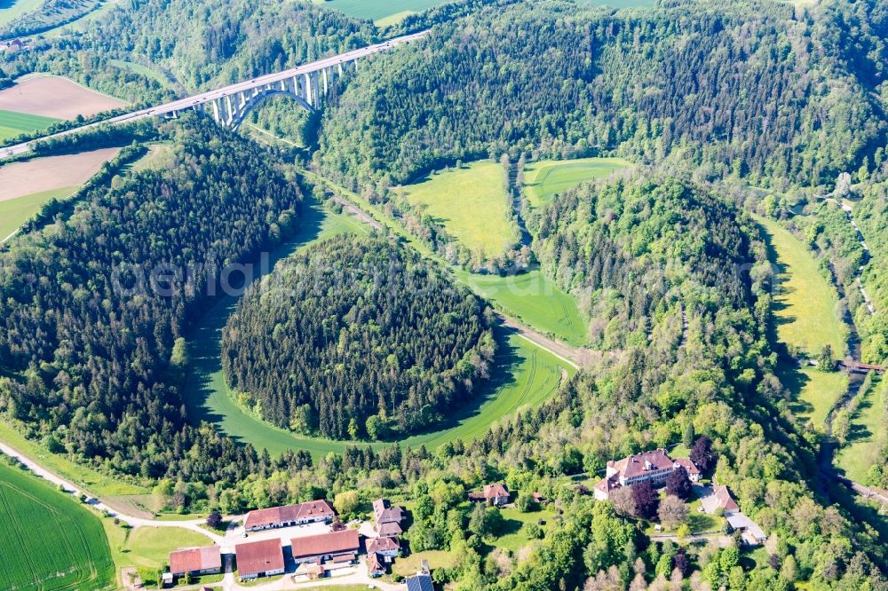 Rottweil from the bird's eye view: Routing and traffic lanes over the highway bridge in the motorway A 81 crossing the Neckar river loops in Rottweil in the state Baden-Wurttemberg, Germany