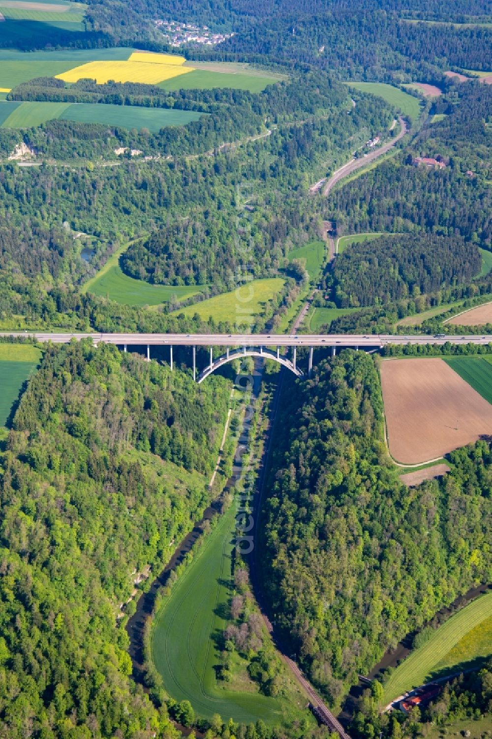 Aerial photograph Rottweil - Routing and traffic lanes over the highway bridge in the motorway A 81 crossing the Neckar river loops in Rottweil in the state Baden-Wurttemberg, Germany