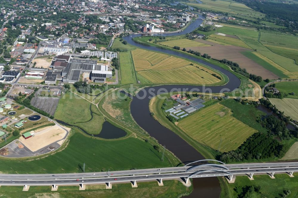 Aerial photograph Itzehoe - Routing and lanes over the motorway bridge the BAB A23 on the banks of the Stoer River in Itzehoe in Schleswig-Holstein
