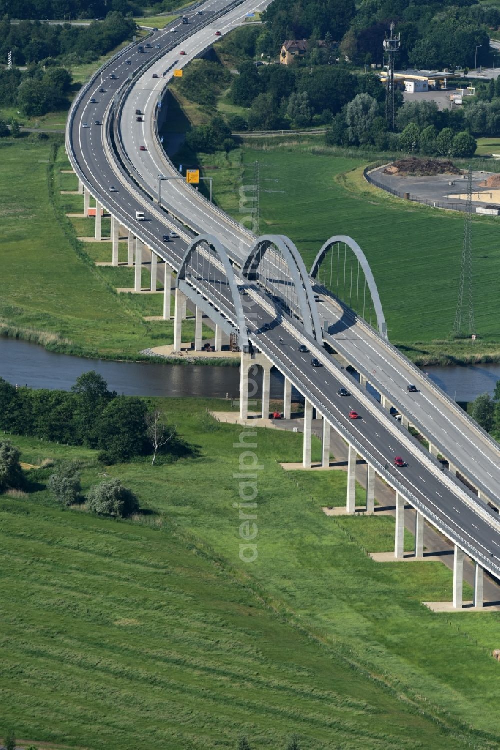 Itzehoe from the bird's eye view: Routing and lanes over the motorway bridge the BAB A23 on the banks of the Stoer River in Itzehoe in Schleswig-Holstein
