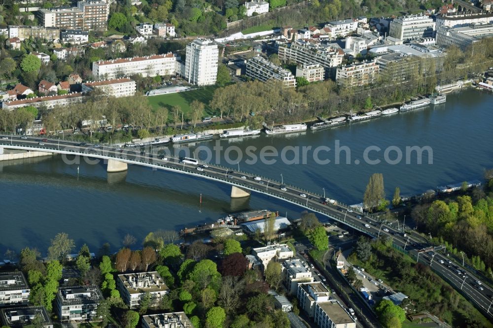 Aerial photograph Saint-Cloud - Routing and traffic lanes over the highway bridge in the motorway A 13 E5 on the shore of senne in Saint-Cloud in Ile-de-France, France