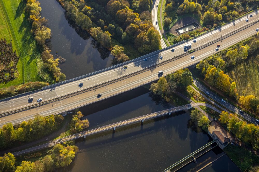 Hagen from the bird's eye view: Routing and traffic lanes over the highway bridge in the motorway A 1 over the Volme at the Stiftsmuehle dam in the Ruhr on street E37 in Hagen at Ruhrgebiet in the state North Rhine-Westphalia, Germany