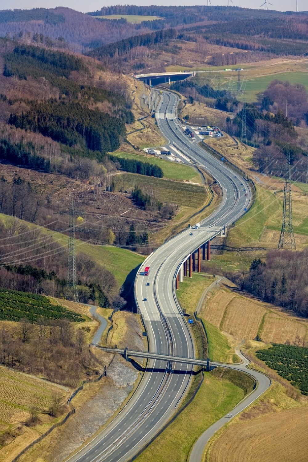 Bestwig from the bird's eye view: Routing and traffic lanes over the highway bridge in the motorway A 46 in Bestwig in the state North Rhine-Westphalia, Germany