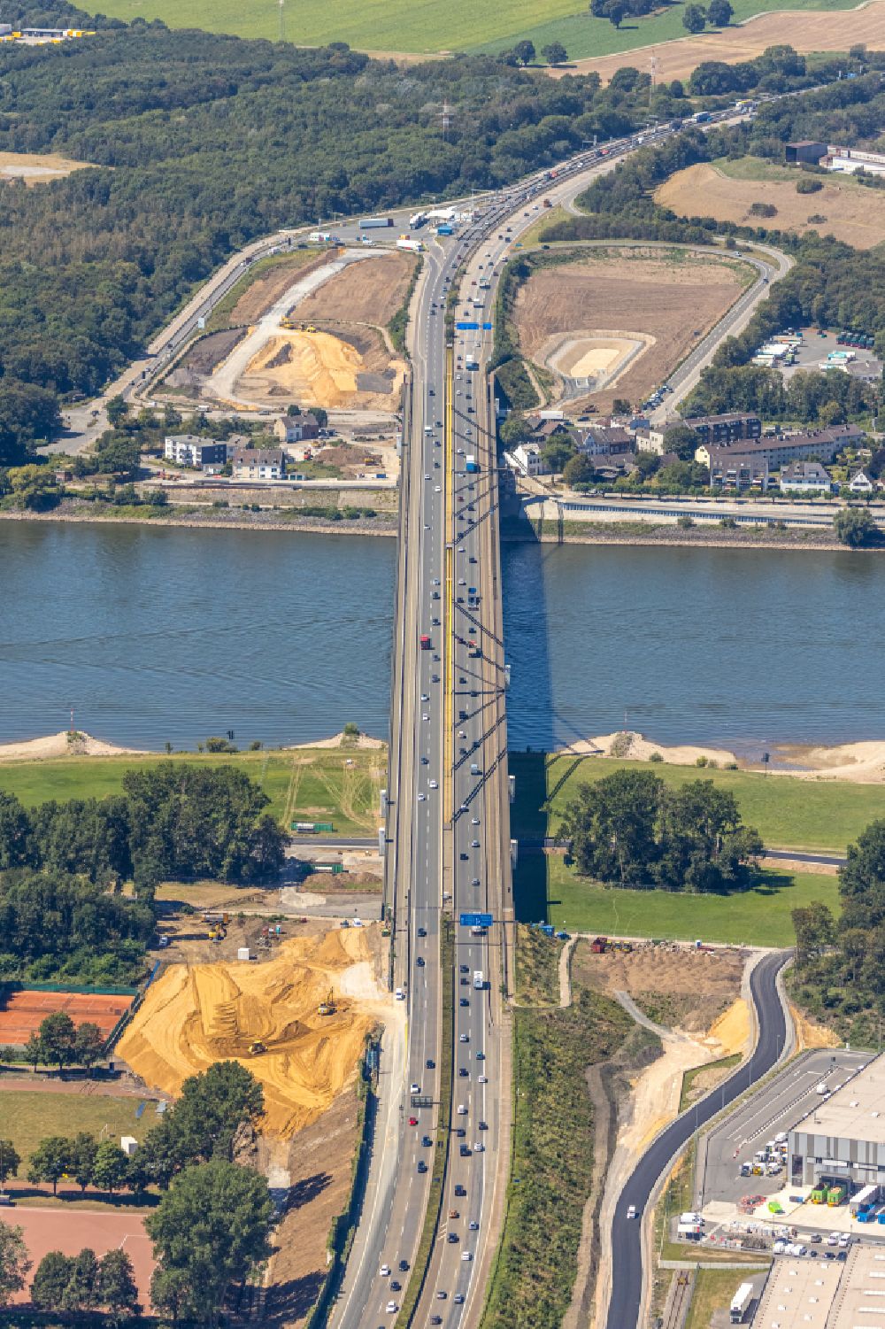 Aerial photograph Duisburg - Construction site on routing and traffic lanes over the highway bridge in the motorway A 40 in Duisburg in the state North Rhine-Westphalia, Germany