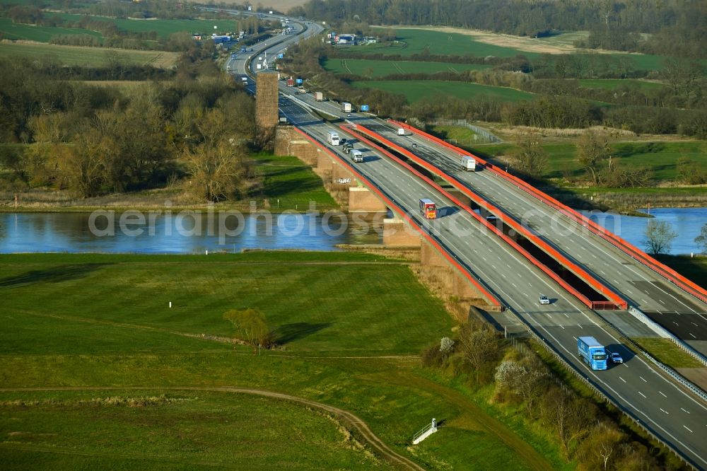 Aerial photograph Vockerode - Routing and traffic lanes over the highway bridge in the motorway A 9 - Elbebruecke Vockerode in Vockerode in the state Saxony-Anhalt, Germany