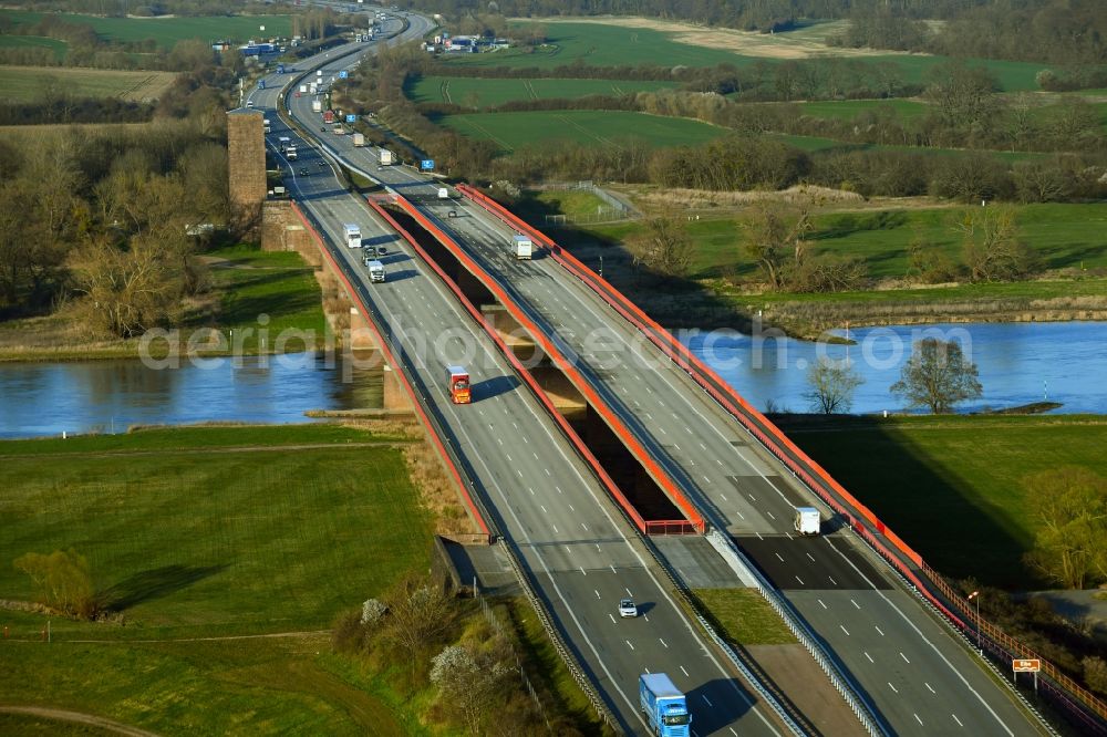 Vockerode from above - Routing and traffic lanes over the highway bridge in the motorway A 9 - Elbebruecke Vockerode in Vockerode in the state Saxony-Anhalt, Germany