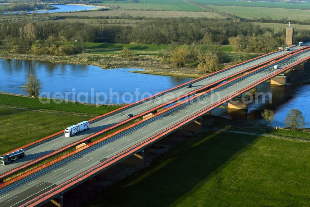 Vockerode from the bird's eye view: Routing and traffic lanes over the highway bridge in the motorway A 9 - Elbebruecke Vockerode in Vockerode in the state Saxony-Anhalt, Germany