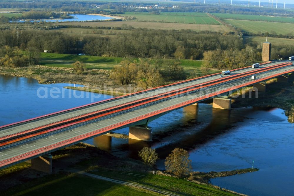 Aerial image Vockerode - Routing and traffic lanes over the highway bridge in the motorway A 9 - Elbebruecke Vockerode in Vockerode in the state Saxony-Anhalt, Germany
