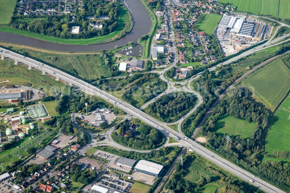 Aerial photograph Itzehoe - Routing and traffic lanes over the highway bridge in the motorway A 23 on street Lise-Meitner-Strasse in Itzehoe in the state Schleswig-Holstein, Germany