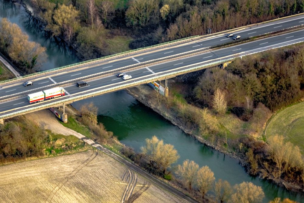 Aerial image Rünthe - Routing and traffic lanes over the highway bridge in the motorway A1 Lippe Bridge in Ruenthe at Ruhrgebiet in the state North Rhine-Westphalia, Germany