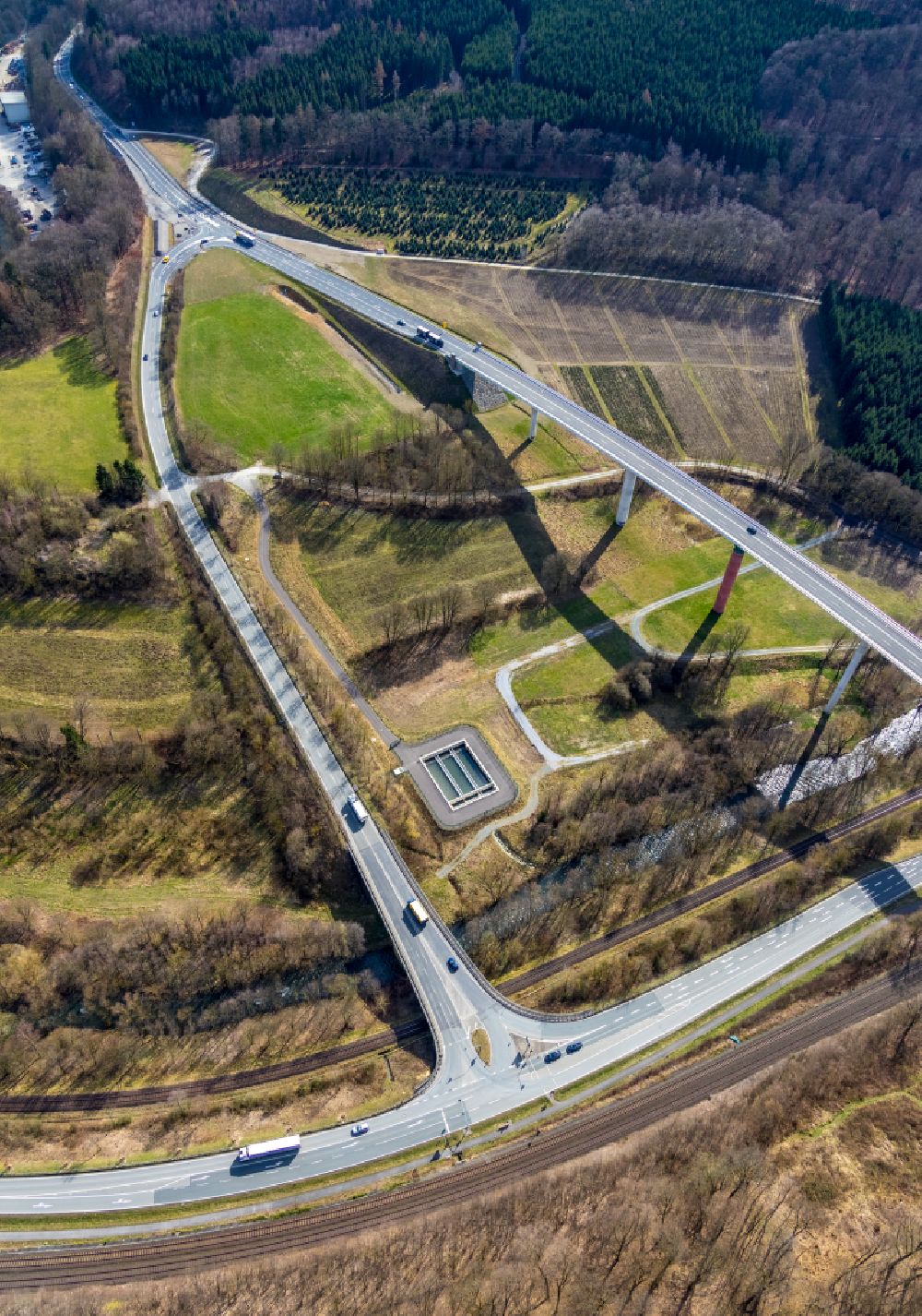 Aerial photograph Olsberg - Routing and lanes in the course of the motorway bridge of the BAB A 46 Neue Ruhrtalbruecke Bermecke near Olsberg in the state North Rhine-Westphalia, Germany