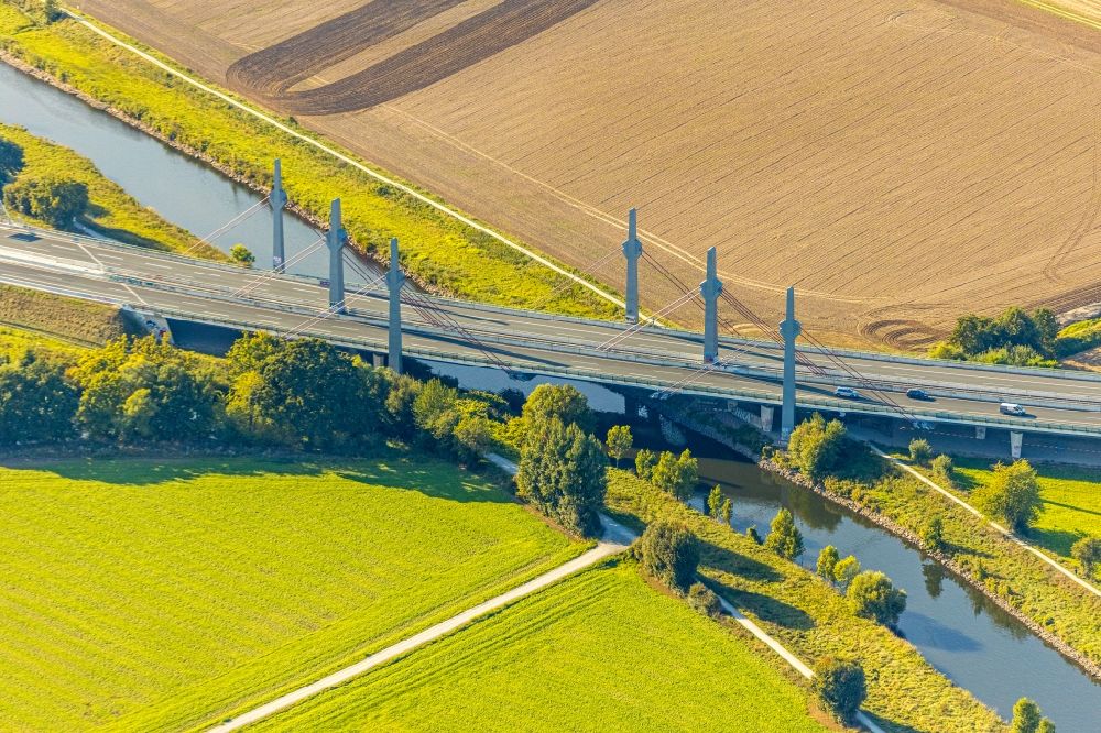 Aerial photograph Löhne - Routing and traffic lanes over the highway bridge in the motorway A 30 across the river course of the Werre in the district Gohfeld in Loehne in the state North Rhine-Westphalia, Germany