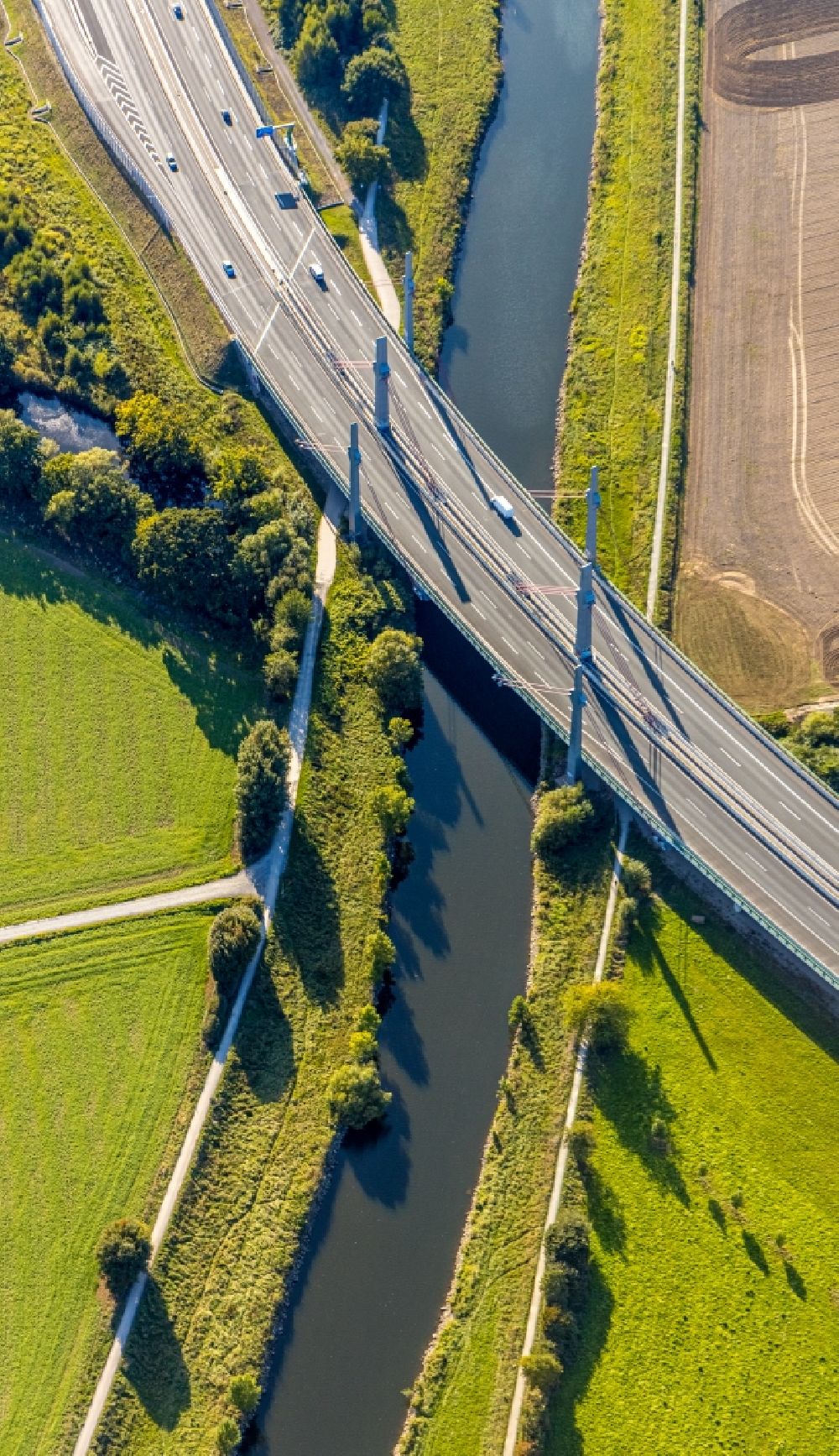 Aerial photograph Löhne - Routing and traffic lanes over the highway bridge in the motorway A 30 across the river course of the Werre in the district Gohfeld in Loehne in the state North Rhine-Westphalia, Germany
