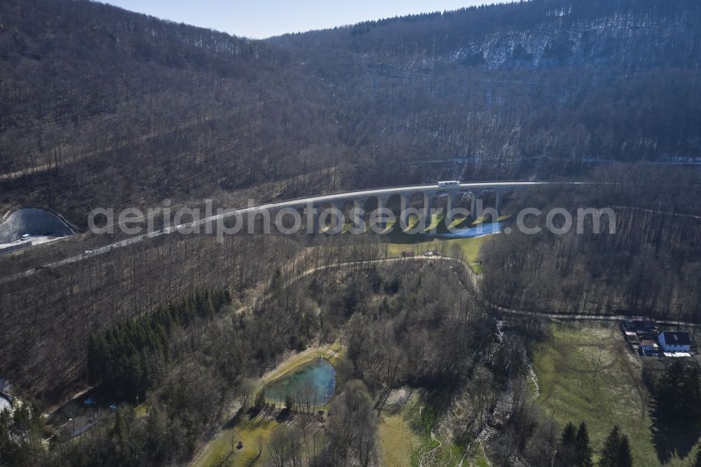 Aerial photograph Mühlhausen im Täle - Routing and traffic lanes over the highway bridge in the motorway A8 Todtsburgbruecke in Muehlhausen im Taele in the state Baden-Wuerttemberg, Germany