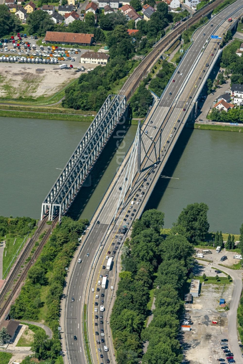 Aerial image Wörth am Rhein - Routing and traffic lanes over the highway bridge in the motorway A 10 crossing the rhine in Woerth am Rhein in the state Rhineland-Palatinate