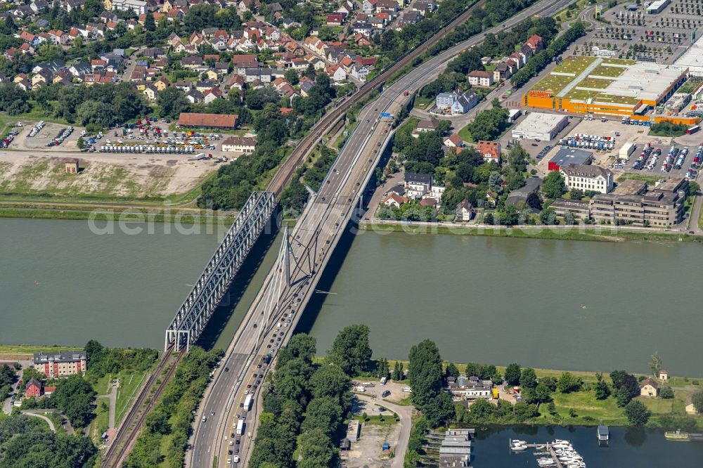 Aerial photograph Wörth am Rhein - Routing and traffic lanes over the highway bridge in the motorway A 10 crossing the rhine in Woerth am Rhein in the state Rhineland-Palatinate