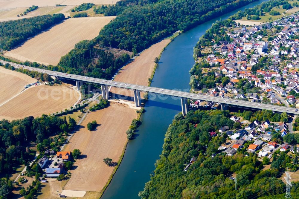 Aerial photograph Fuldabrück - Routing and traffic lanes over the highway bridge Bergshaeuser Bruecke in the motorway A 49 in Fuldabrueck in the state Hesse, Germany