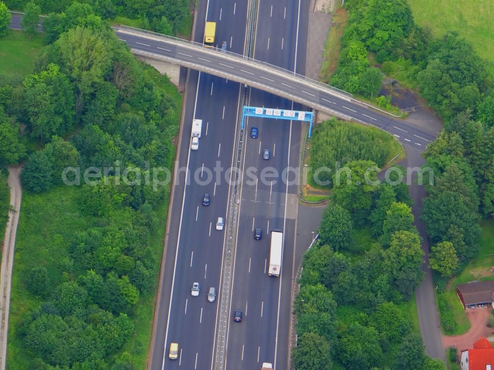 Aerial image Hann. Münden - Routing and traffic lanes and speed control Laubacher Berg in the motorway A 7 in Hann. Muenden in the state Lower Saxony