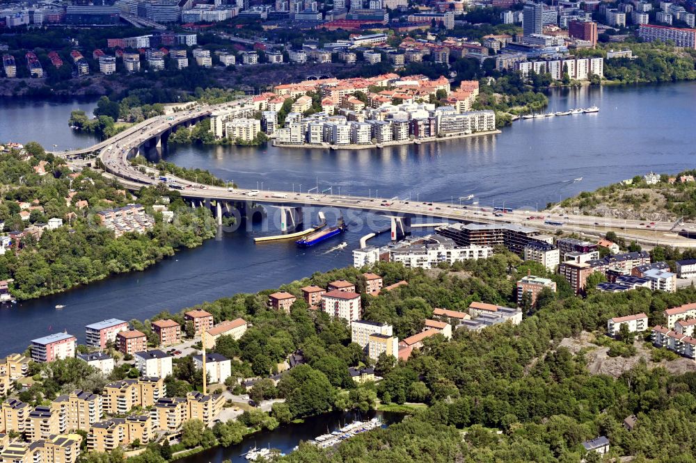 Aerial photograph Stockholm - Routing and traffic lanes over the highway bridge in the motorway Groendalsbron in Stockholm in Stockholms laen, Sweden