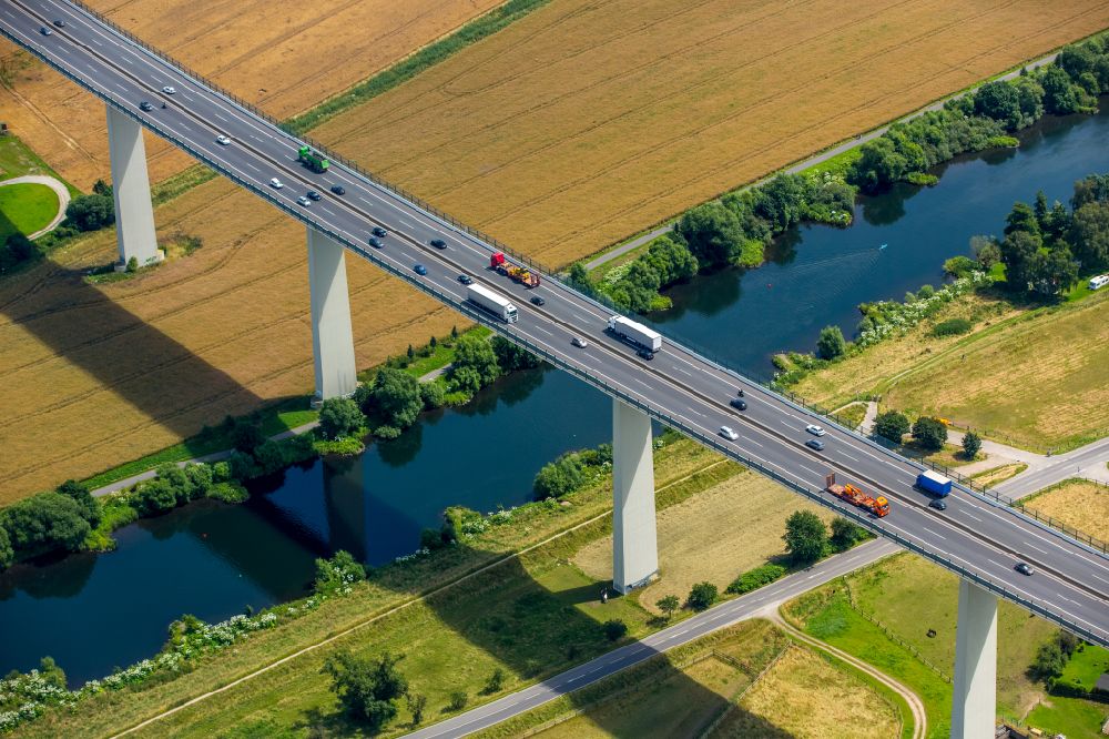 Aerial photograph Mintard - routing and traffic lanes over the highway bridge in the motorway A 52 over the shore of river Ruhr in Muelheim on the Ruhr in the state North Rhine-Westphalia, Germany