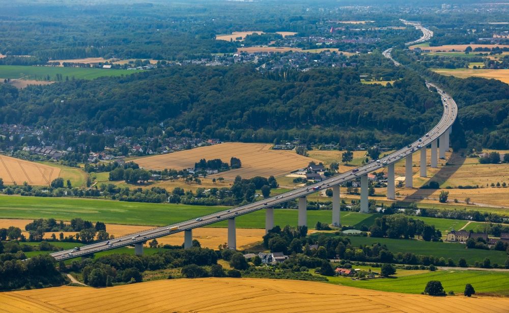 Aerial photograph Mintard - Routing and traffic lanes over the highway bridge in the motorway A 52 over the shore of river Ruhr in Muelheim on the Ruhr in the state North Rhine-Westphalia, Germany