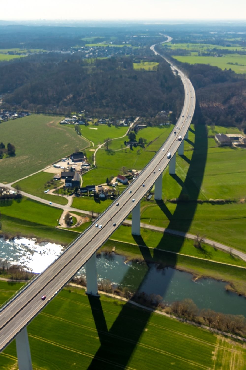 Mintard from the bird's eye view: Routing and traffic lanes over the highway bridge in the motorway A 52 over the shore of river Ruhr in Muelheim on the Ruhr in the state North Rhine-Westphalia, Germany