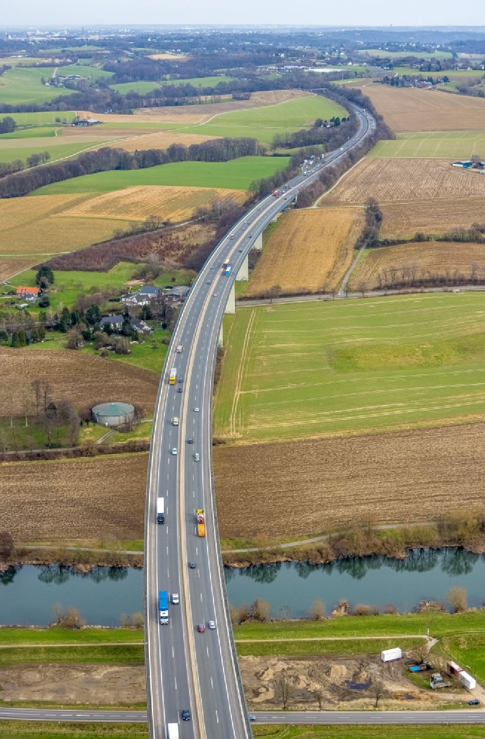 Aerial image Mintard - Routing and traffic lanes over the highway bridge in the motorway A 52 over the shore of river Ruhr in Muelheim on the Ruhr in the state North Rhine-Westphalia, Germany