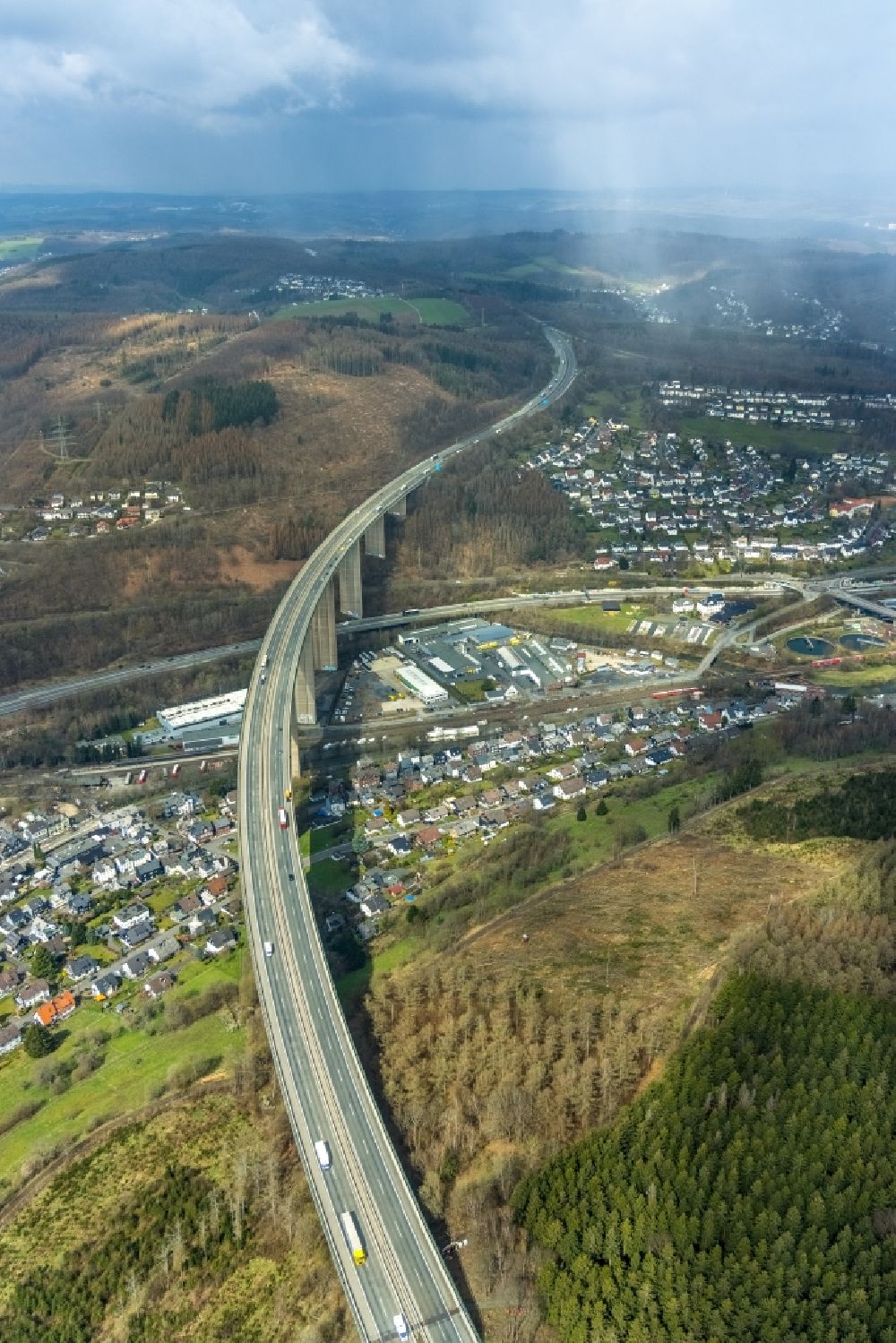 Aerial photograph Siegen - Routing and traffic lanes over the highway bridge in the motorway A45 Siegtalbruecke in the district of Dreisbach in Siegen on Siegerland in the state North Rhine-Westphalia