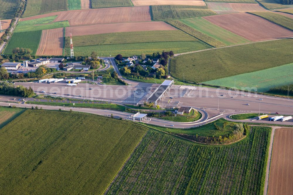 Schwindratzheim from the bird's eye view: Highway toll station and paying agent of the A 4 Hochfelden Sanef Service on street Autoroute de l'Est in Schwindratzheim in Grand Est, France