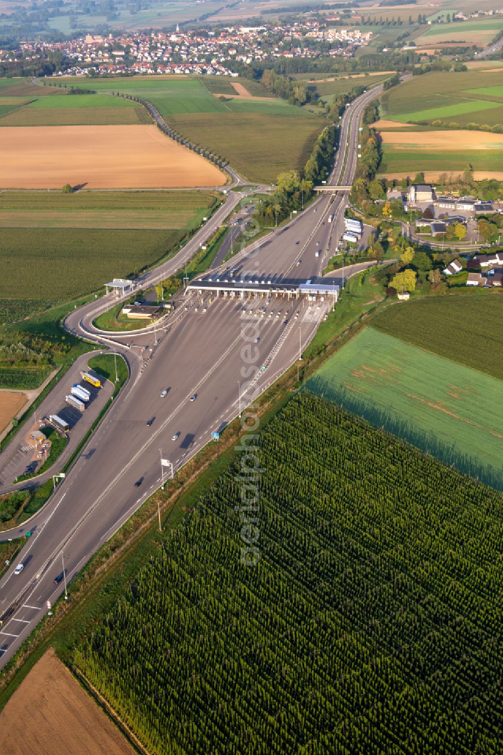 Aerial photograph Schwindratzheim - Highway toll station and paying agent of the A 4 Hochfelden Sanef Service on street Autoroute de l'Est in Schwindratzheim in Grand Est, France