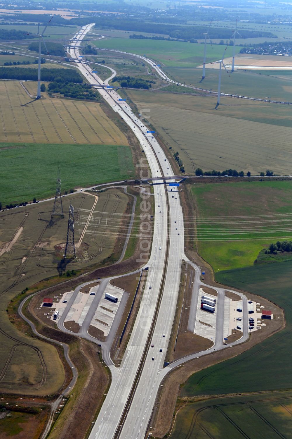 Panketal from the bird's eye view: Motorway parking lot and storage area for automobiles with a rest area and toilet for short stays on the edge of the course of the A10 motorway Kappgraben Nord and Kappgraben Sued in Panketal in the state Brandenburg, Germany