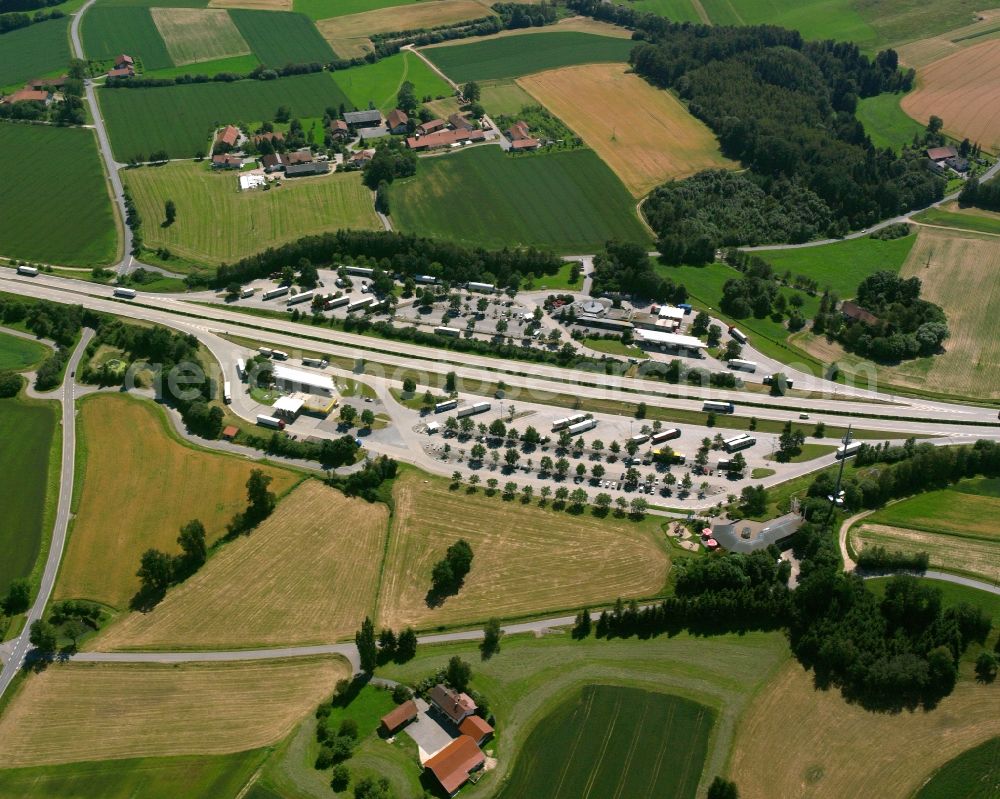 Aerial image Hunderdorf - Motorway parking lot and parking area for automobiles with rest area and toilet for short stays on the edge of the course of the BAB A 3 Serways Raststaette Bayerischer Wald in Hunderdorf in the state Bavaria, Germany