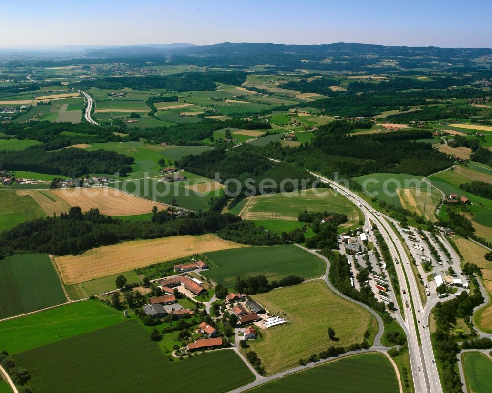 Aerial photograph Hunderdorf - Motorway parking lot and parking area for automobiles with rest area and toilet for short stays on the edge of the course of the BAB A 3 Serways Raststaette Bayerischer Wald in Hunderdorf in the state Bavaria, Germany