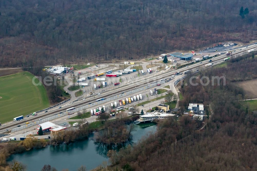 Mahlberg from above - Routing and traffic lanes during the motorway service station and parking lot of the BAB A5 bei Mahlberg in Mahlberg in the state Baden-Wuerttemberg, Germany