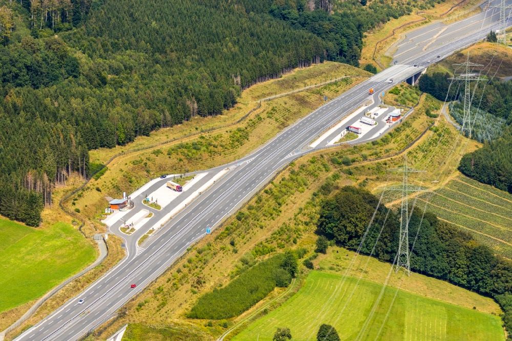 Bestwig from the bird's eye view: Motorway service area and car park along the route and lanes in the course of the federal higway - motorway BAB A46 in Bestwig in the state North Rhine-Westphalia, Germany