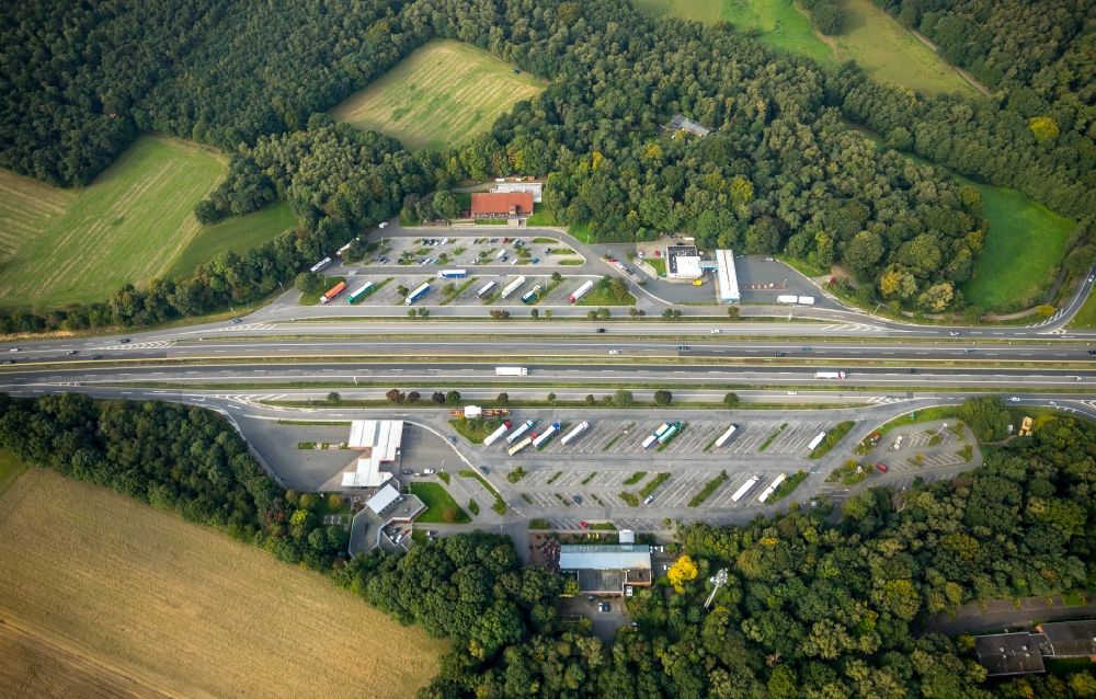 Aerial image Hünxe - Routing and traffic lanes during the motorway service station and parking lot of the BAB A 3 in Huenxe in the state North Rhine-Westphalia, Germany