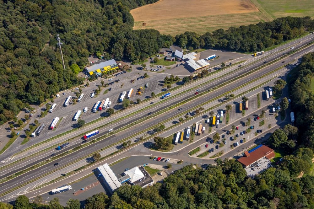Hünxe from above - Routing and traffic lanes during the motorway service station and parking lot of the BAB A 3 in Huenxe in the state North Rhine-Westphalia, Germany